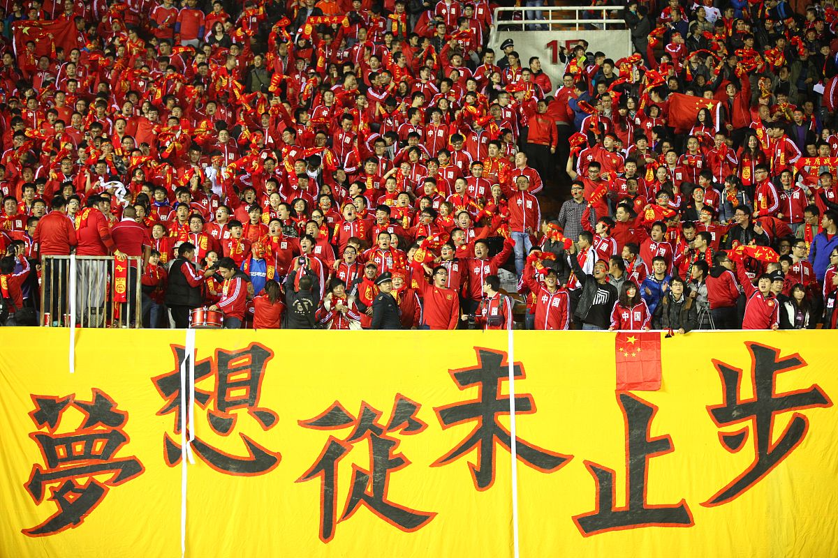 关于球队团结一心，战胜困难取得宝贵三分的信息