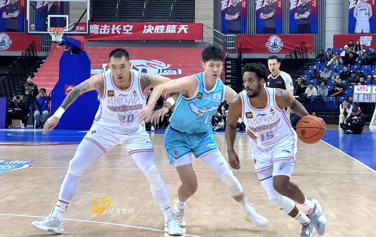 团结协作，球员合力促进比赛交融